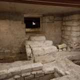 Proseguendo arriviamo di fronte a un�ampia apertura al centro di una parete: si tratta dell�ingresso principale della chiesa medievale dal quale � possibile guardare all�interno...